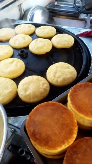 有想吃烙大圆饼的吗?刚出锅的大饼黄灿灿的,看这饼真是很馋人!