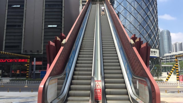 见过这么长的电梯吗?在武汉光谷步行街看到的,很有特色