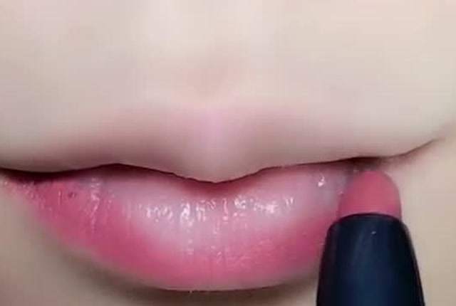 学生党微笑咬唇妆这样画,粉粉嫩嫩巨好看,简单就是美