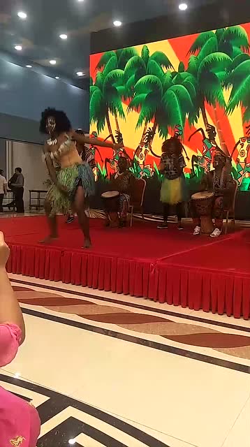 来啊,让我们跟原始人一起来跳舞啊