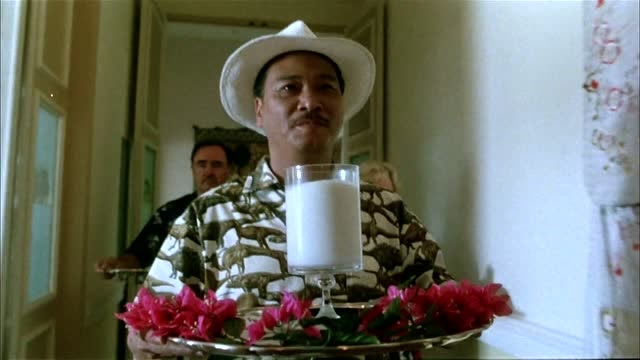 百变星君:吴孟达真可爱!挤着牛奶还幻想,这想法真不错!