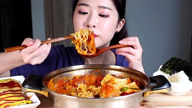 韩国美女吃高配版泡面和鸡蛋卷,直接端锅吃,真香!
