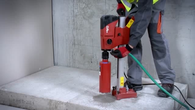 德国工程师演示hilti水钻机使用方法 正确使用避免意外发生