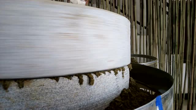 石磨上料石磨艾绒的制作