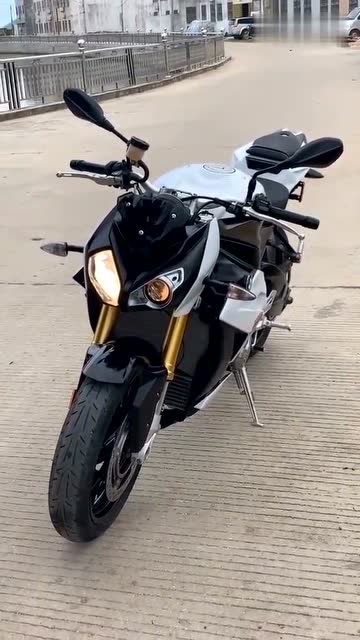 宝马s1000r摩托车大小眼户外展示