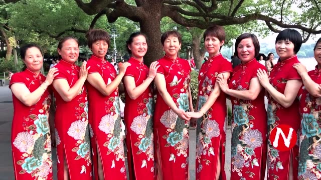 杭州旅行西湖边遇到一群大妈,穿着鲜红的旗袍,他们在干什么呢?