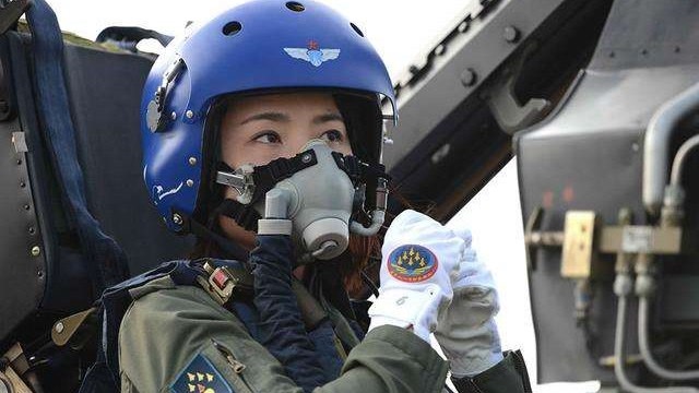 中国歼20女飞行员引起轰动,巾帼女英雄优势更强