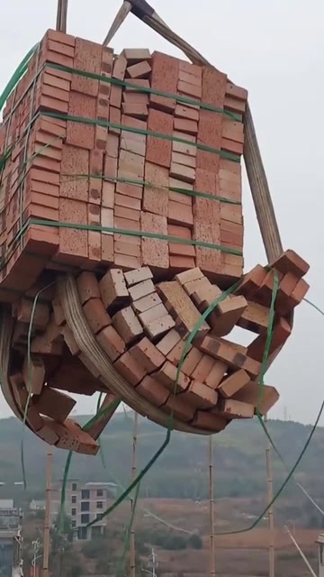 这砖头吊的太危险了