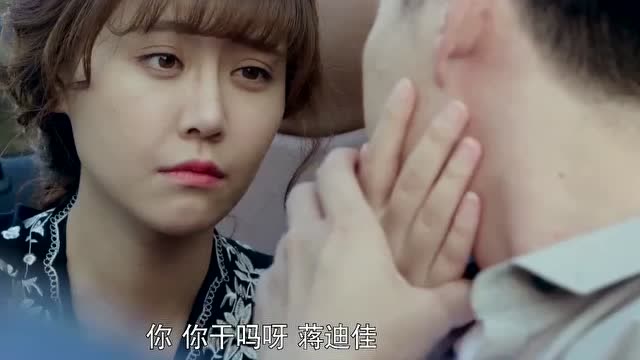 警察锅哥:美女车里捉弄简凡,哪料简凡真的上当了,美女乐开花!