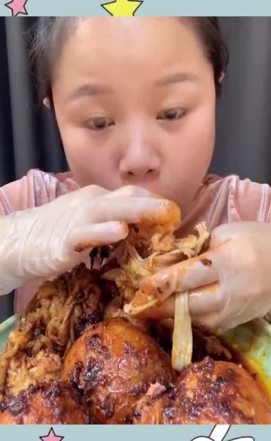 美女直播吃大羊脑,这大口大口的吃相,看着就很过瘾