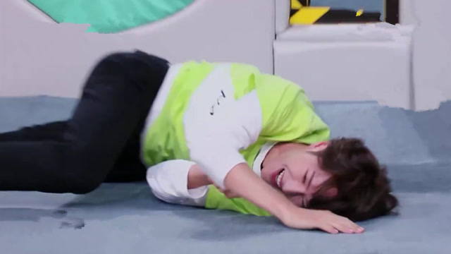 王一博突然被推倒在地肖战急得瞪大了眼睛感情装不出来