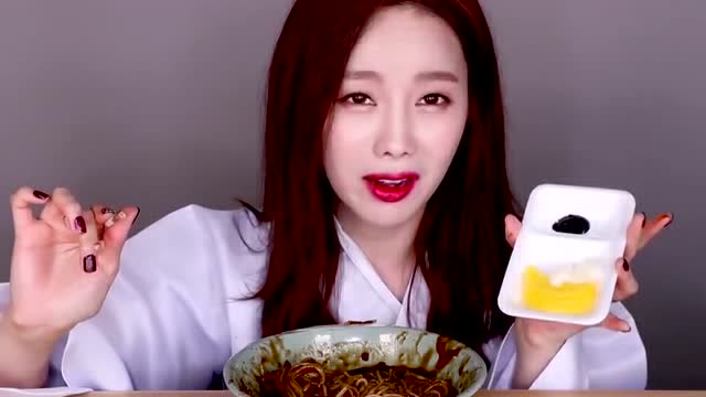 韩国章鱼姐姐素英的吃播炸酱面,好看!