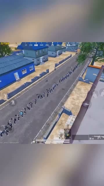 游戏玩家摆一字长蛇阵,如果这时候有手雷,那就是99杀吃鸡了