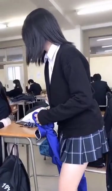 日本中学生课间脱裤子,只穿一条裙子