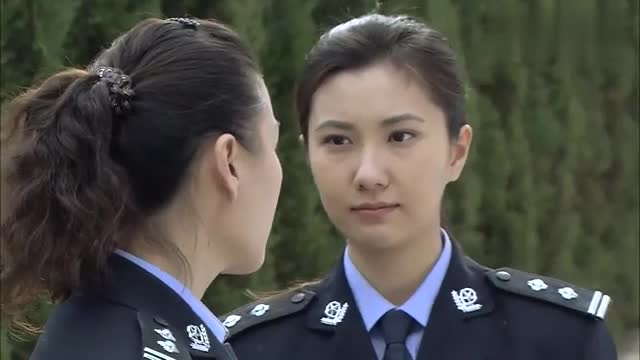 警察日记:全队人员祭奠牺牲英雄,表情悲伤,一个敬礼代表一切