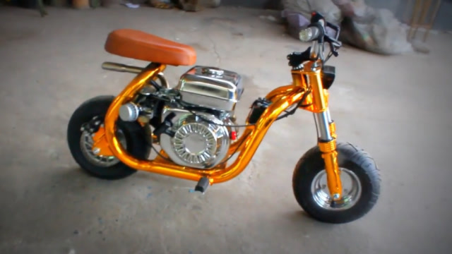 最小的一辆摩托车,车身土豪金,排气管在座椅底下