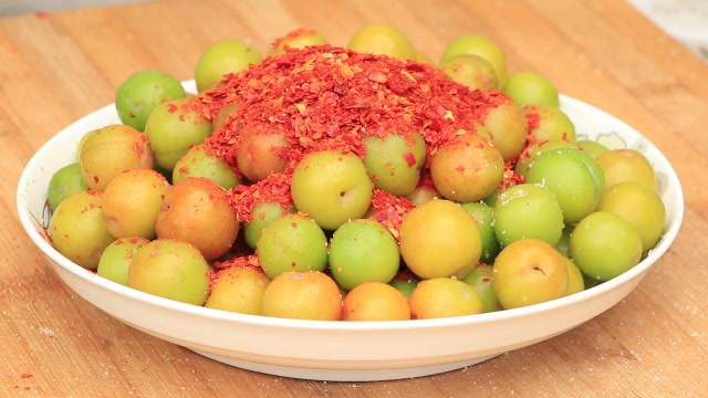 农村人中午加餐,用辣椒面拌酸李子,再配上青椒火腿面,酸爽