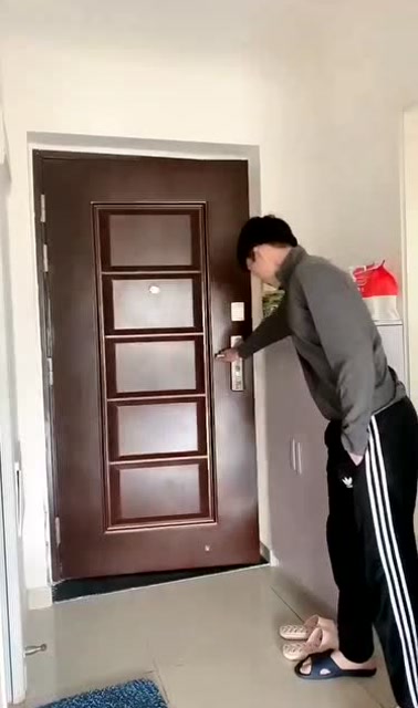 果然一心不能二用,媳妇推门回家还不忘玩手机,递出拖鞋结果反应太扎心