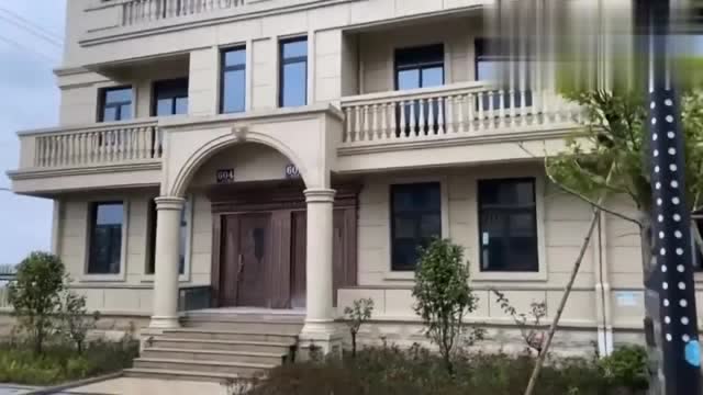 农村自建别墅300万,朋友想卖了自己高端小区,买农村别墅