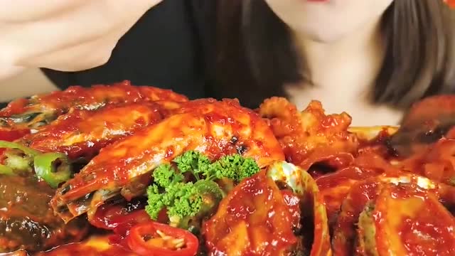 美食吃播,美女吃辣炖章鱼鲍鱼海鲜,香辣可口,好吃到停不下来