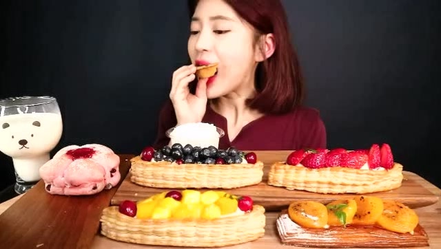 外国吃播:美女吃蓝莓 草莓 芒果起酥派 樱花面包,食音咀嚼音