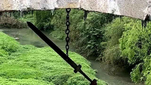 贵州古桥下面,悬挂着一把神奇的宝剑,有时剑尖向上有时平衡有时向下!