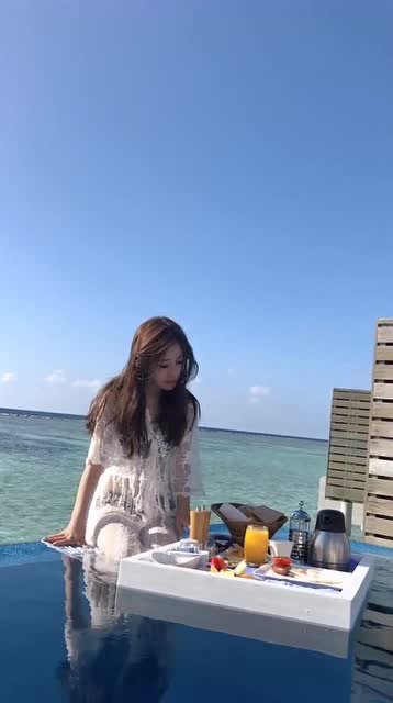 海边小姐姐休闲写真,这个视频总有仙气的吧,简直太美了