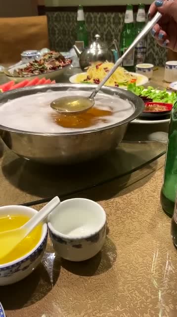 喝酒居然用盆,还想喝一点稠的,这也太奇葩了!