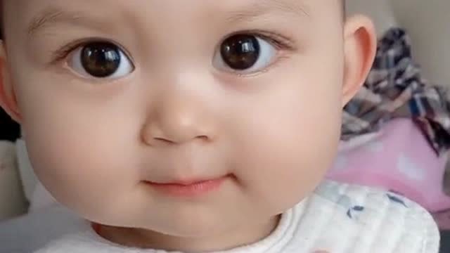 小宝宝这撒娇卖萌的样子,这一双水汪汪的大眼睛,实在是太可爱了!