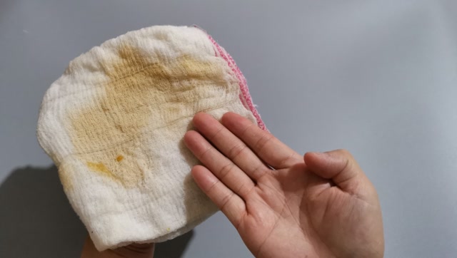 厨房抹布用久了,又黄又脏,摸起来油腻腻的,教你一招,立马干净