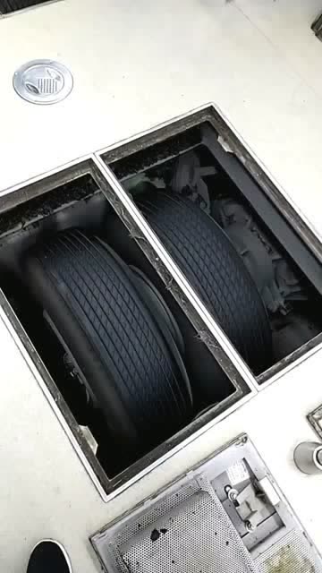 你们感觉高铁的轱辘是什么做的,我一直以为是铁做的,现在现在拆开才