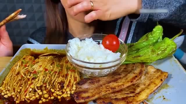 国外美女吃播吃烤肉辣味金针菇烤青椒