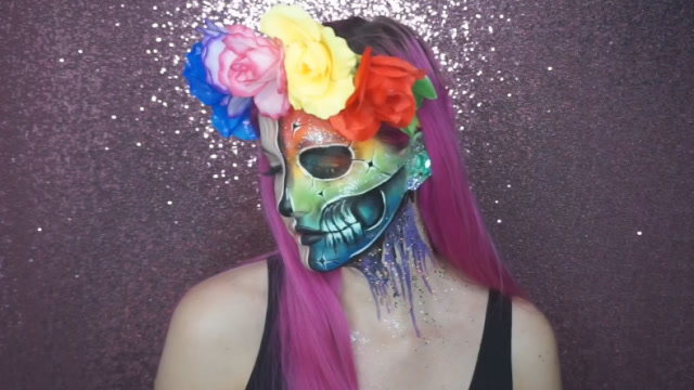 化妆技术到底有多牛?看到小姐姐化的彩色骷髅妆,网友:睡不着找你