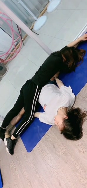 两位小姐姐互相配合压腿,这个方法看起来特别好