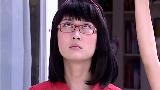 巴啦啦小魔仙:小月送给莉莉黑魔提琴,让她可以更好地对付两姐妹!