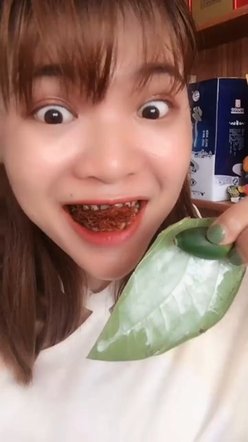 和槟榔姐一起吃槟榔,牙黑黑的那种,网友:吃的真香!