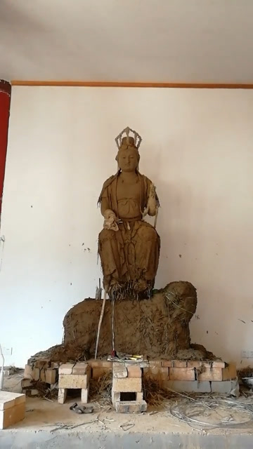 普贤菩萨泥塑制作中这才刚刚做完佛的上半身