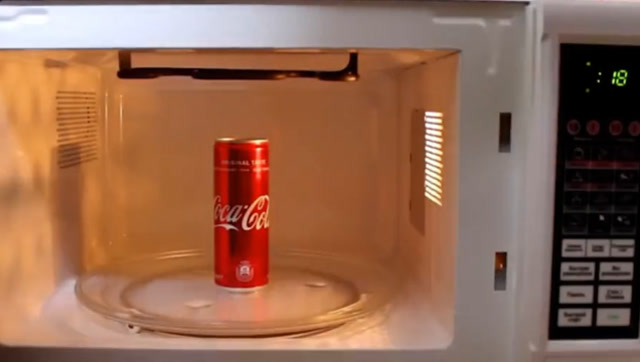 将可乐放到微波炉中加热,会出现爆炸的现象吗?全程都是眯着眼看