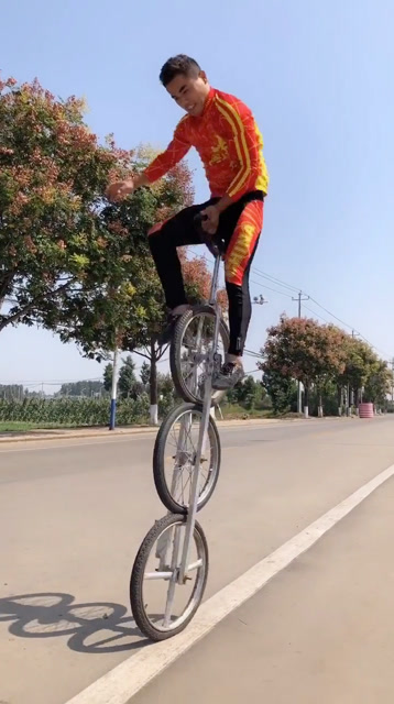 好厉害的独轮车表演,杂技演员真不容易啊