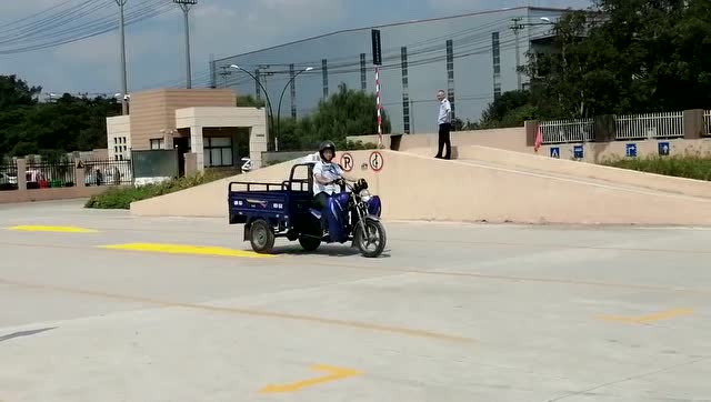 三轮摩托车 单边桥