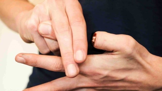 手指瞬间分离魔术,纯手法无需任何道具,一分钟学会