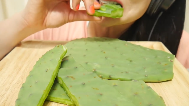 美女网红吃"仙人掌",咬一口嘎嘣脆,让人听着就非常爽!