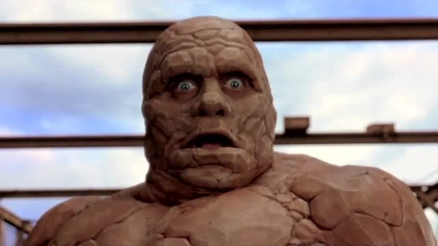 石头人原想帮助有轻生念头的人,却起反效果,最后引起大混乱