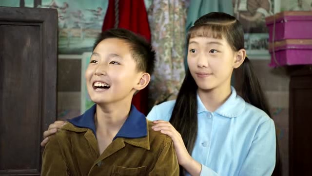 小草青青:面对闹新房的众人,男子欢喜异常