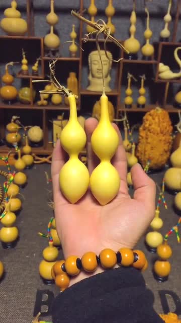 两个蚂蚁小葫芦,纯手捻的,盘玩下去定会是极品