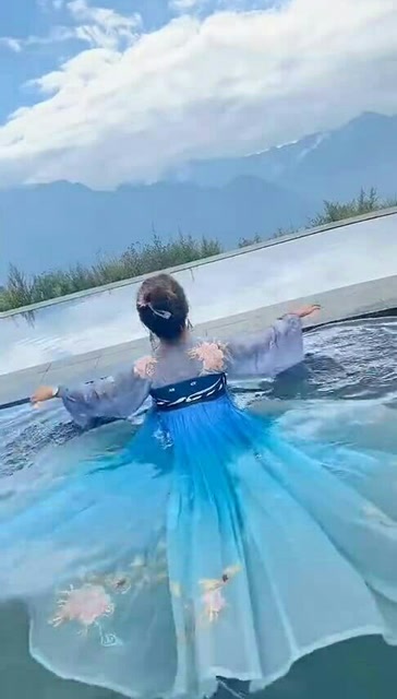 小姐姐穿着汉服,就算在水里也十分美