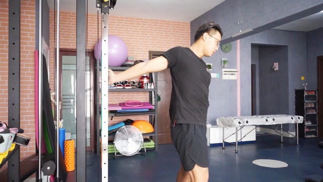 手臂酸痛,发麻?1个小练习,拉伸肱二头肌,轻松缓解肌肉酸痛