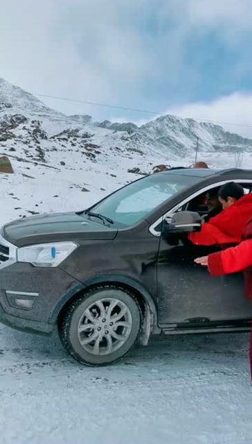 太滑了!遇到这样的路,不是四驱车怕是上不去了