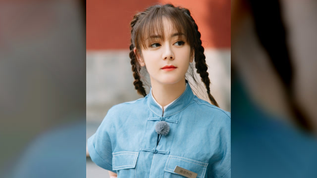 迪丽热巴双马尾麻花辫造型 青春气息十足