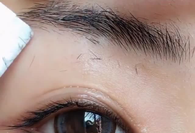 正常人直接刮眉毛是这样的,最后一步不敢下手!